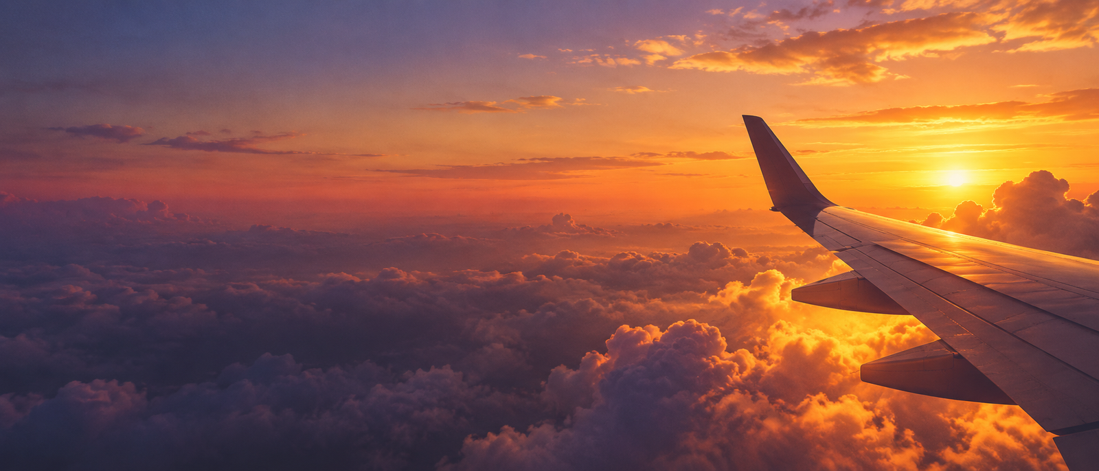 Ala de avión sobre nubes al atardecer